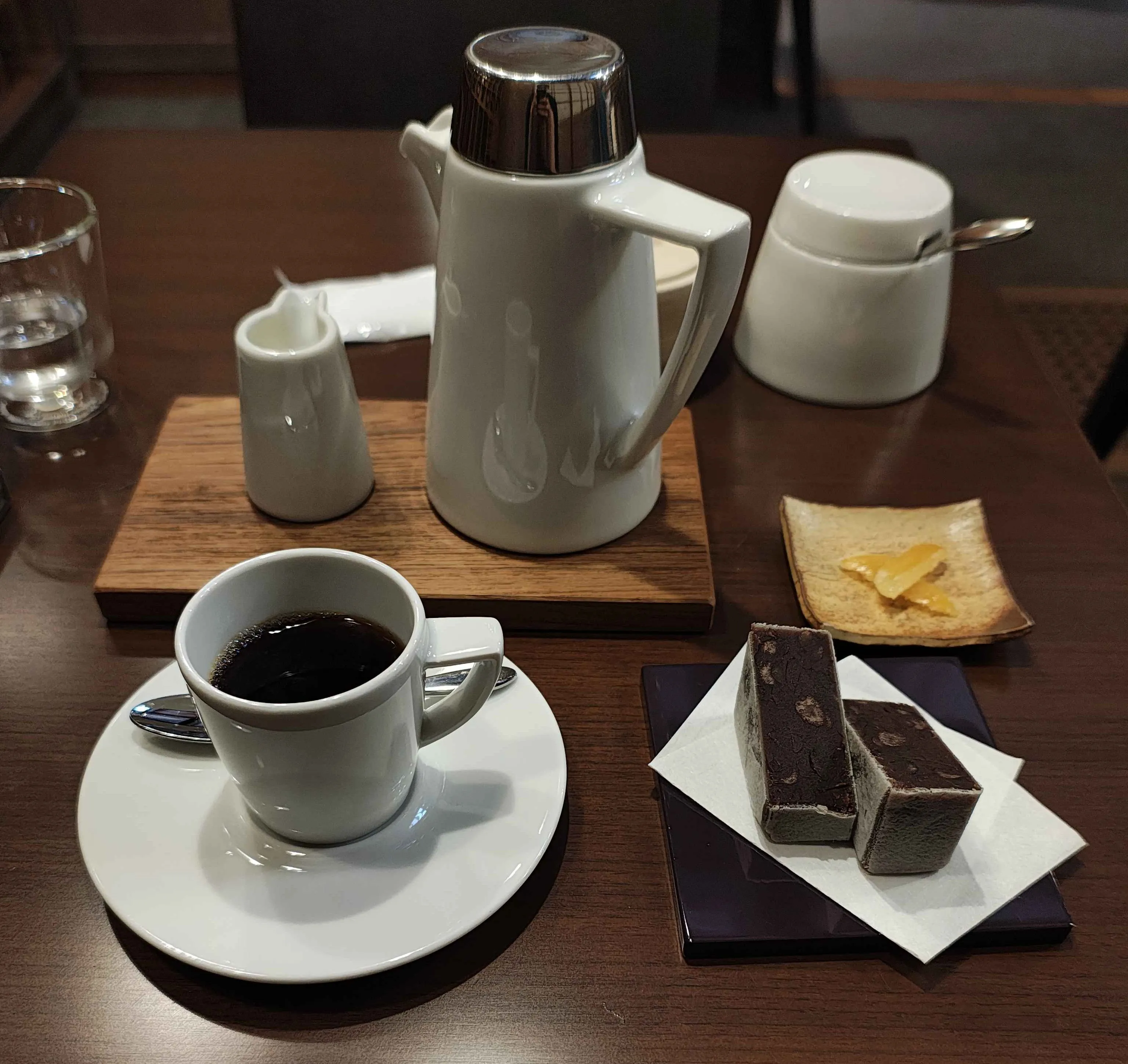 Cafe Last Waltz のコーヒーポットときんつば