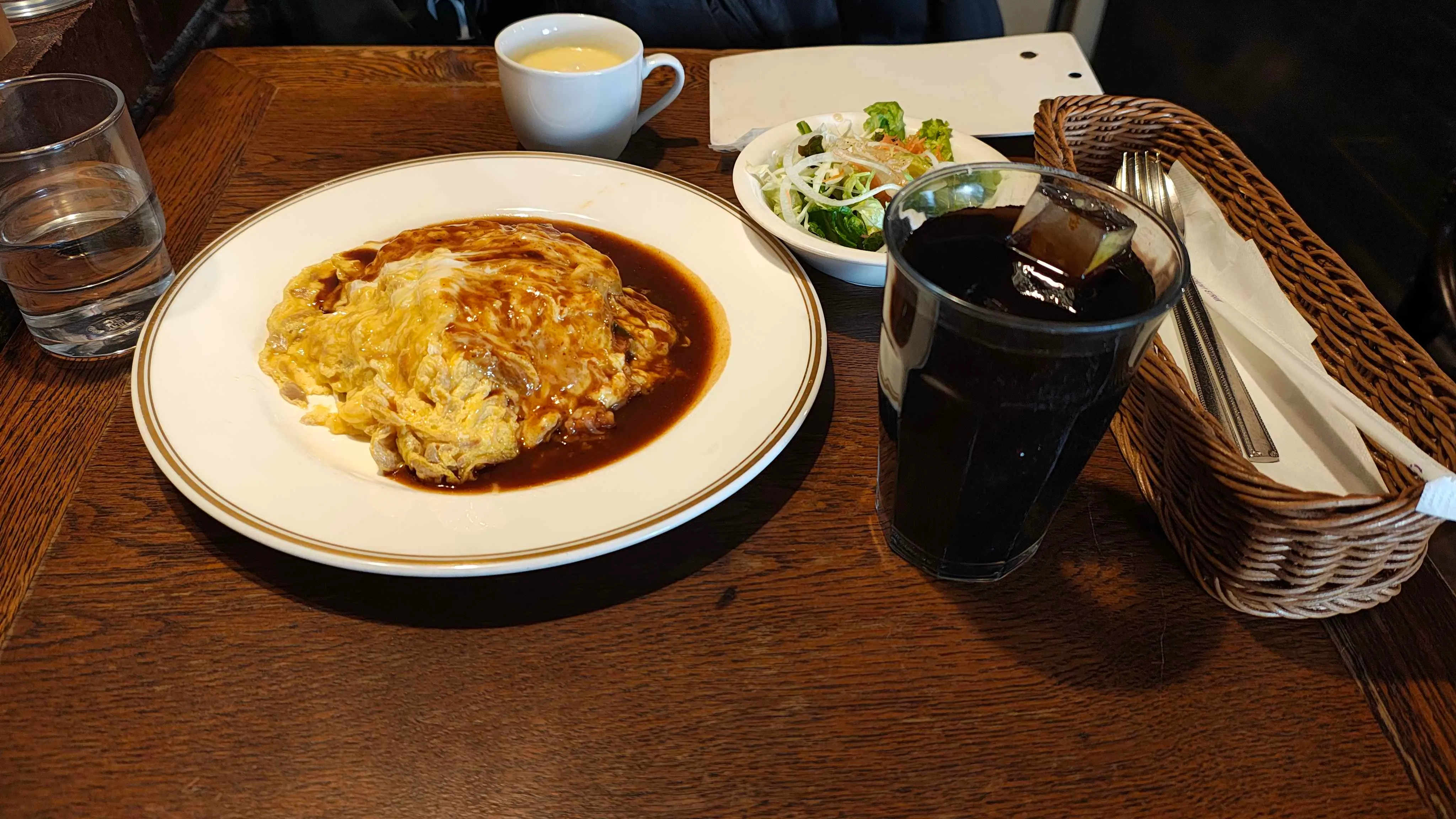 デミグラスのかかったオムライスと、スープ・サラダ・アイスコーヒーのAセット