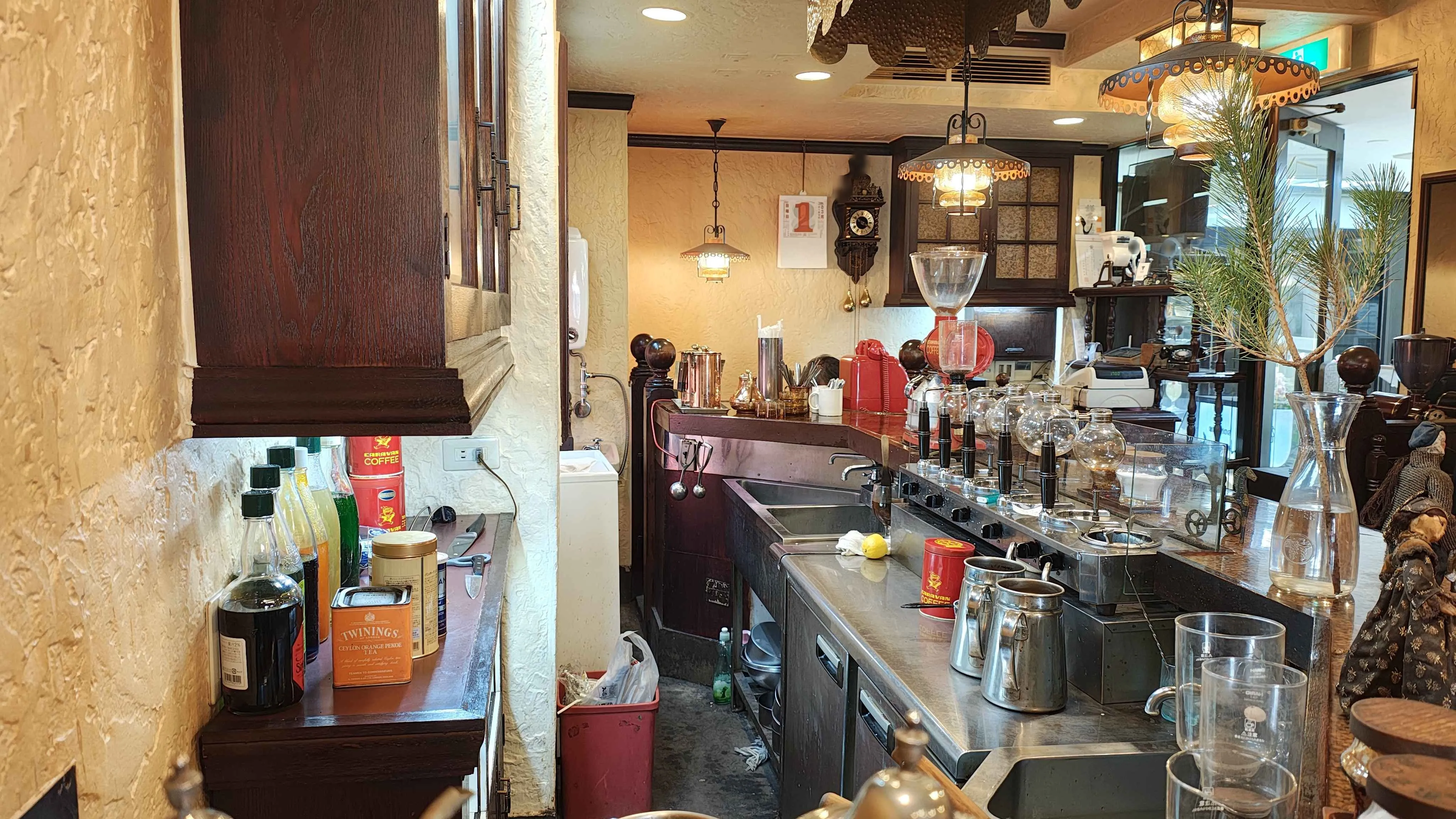 コーヒーの道具が並ぶレスポワールのカウンター