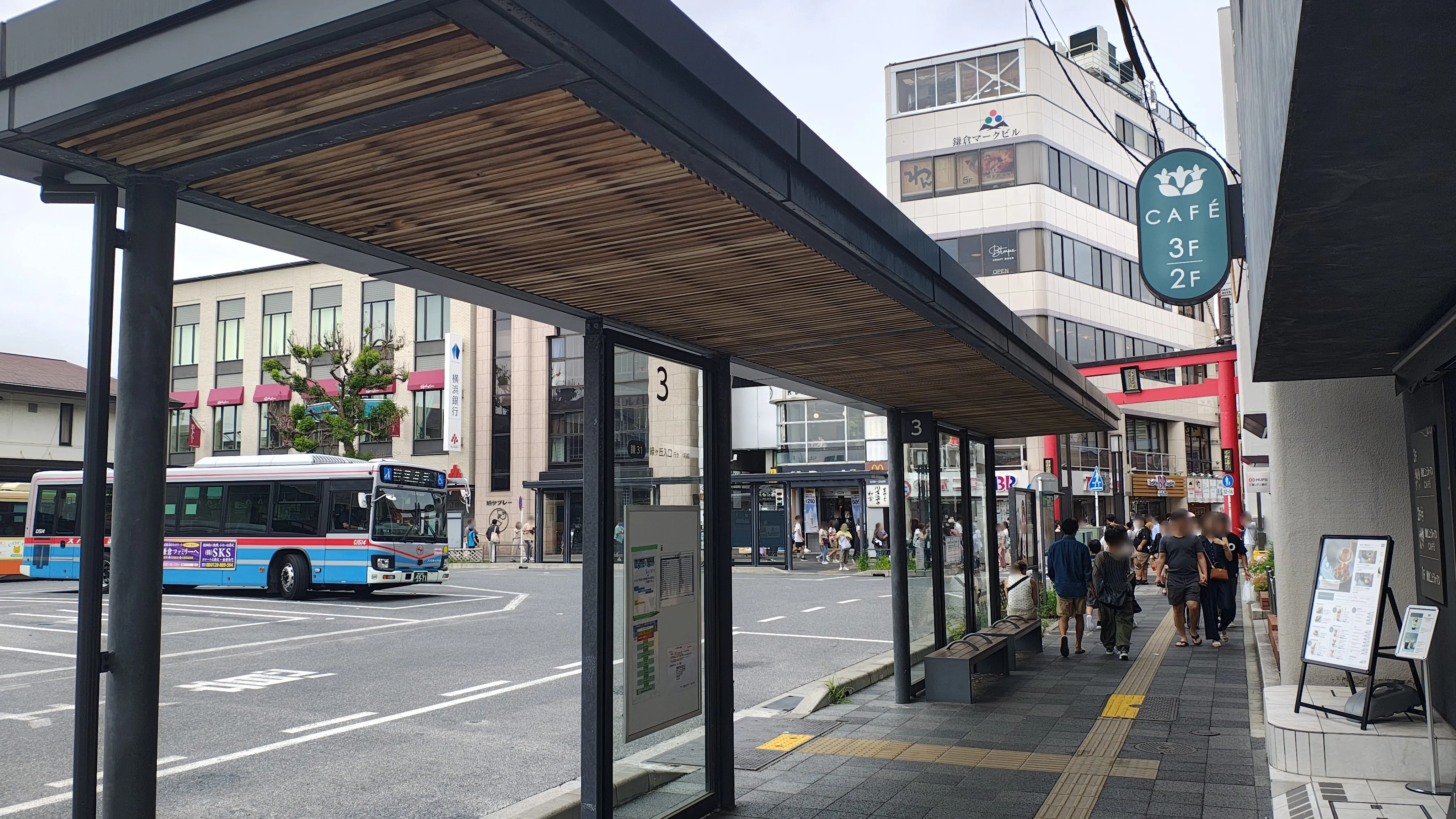のりば3のシェルターを歩道側から見たところ。奥に横浜銀行のビル、右手にCAFEの看板