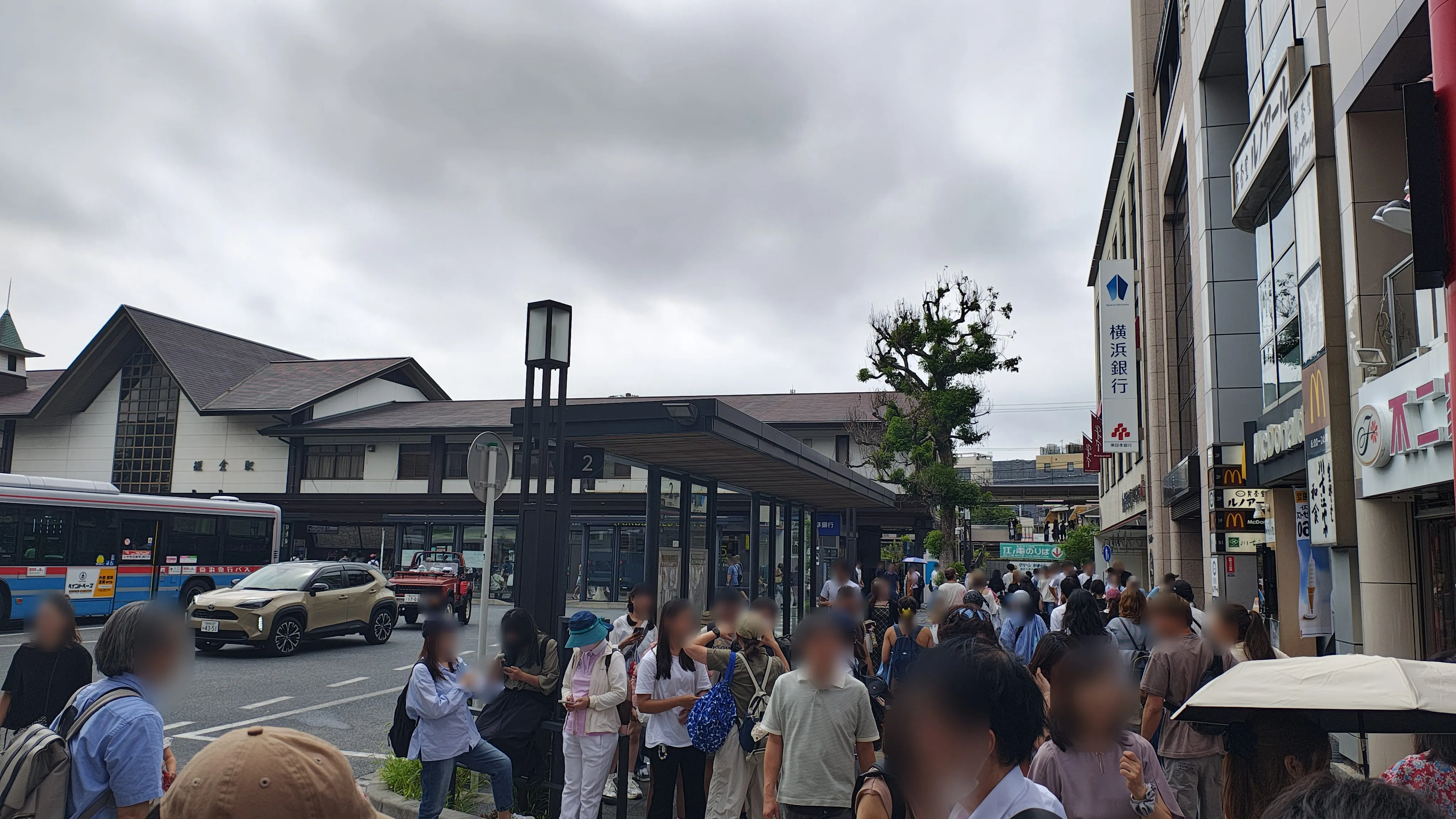 東口を出たところの人だかり。奥に鎌倉駅の三角屋根の駅舎、右手に横浜銀行のビル