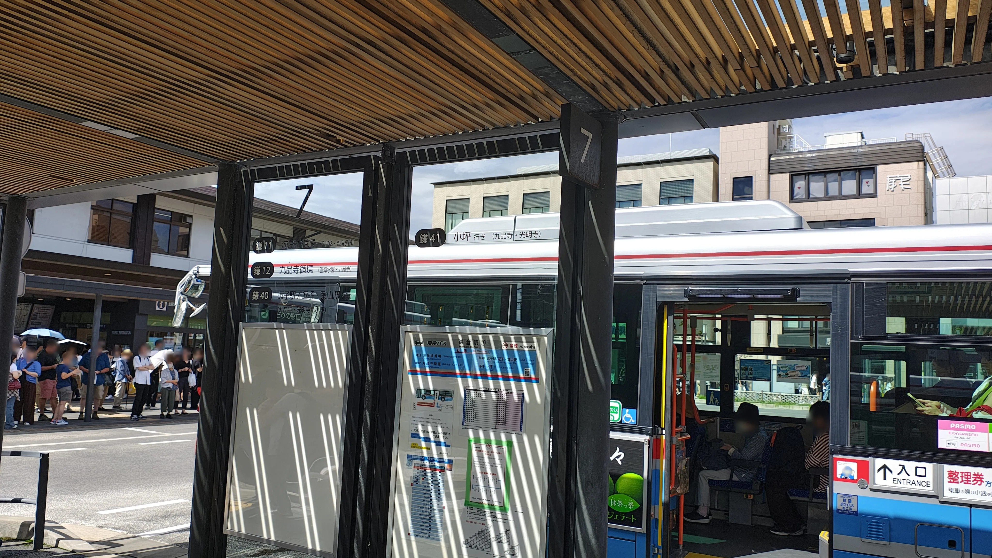 のりば7。乗車中のバスの入口と整理券機が見えている